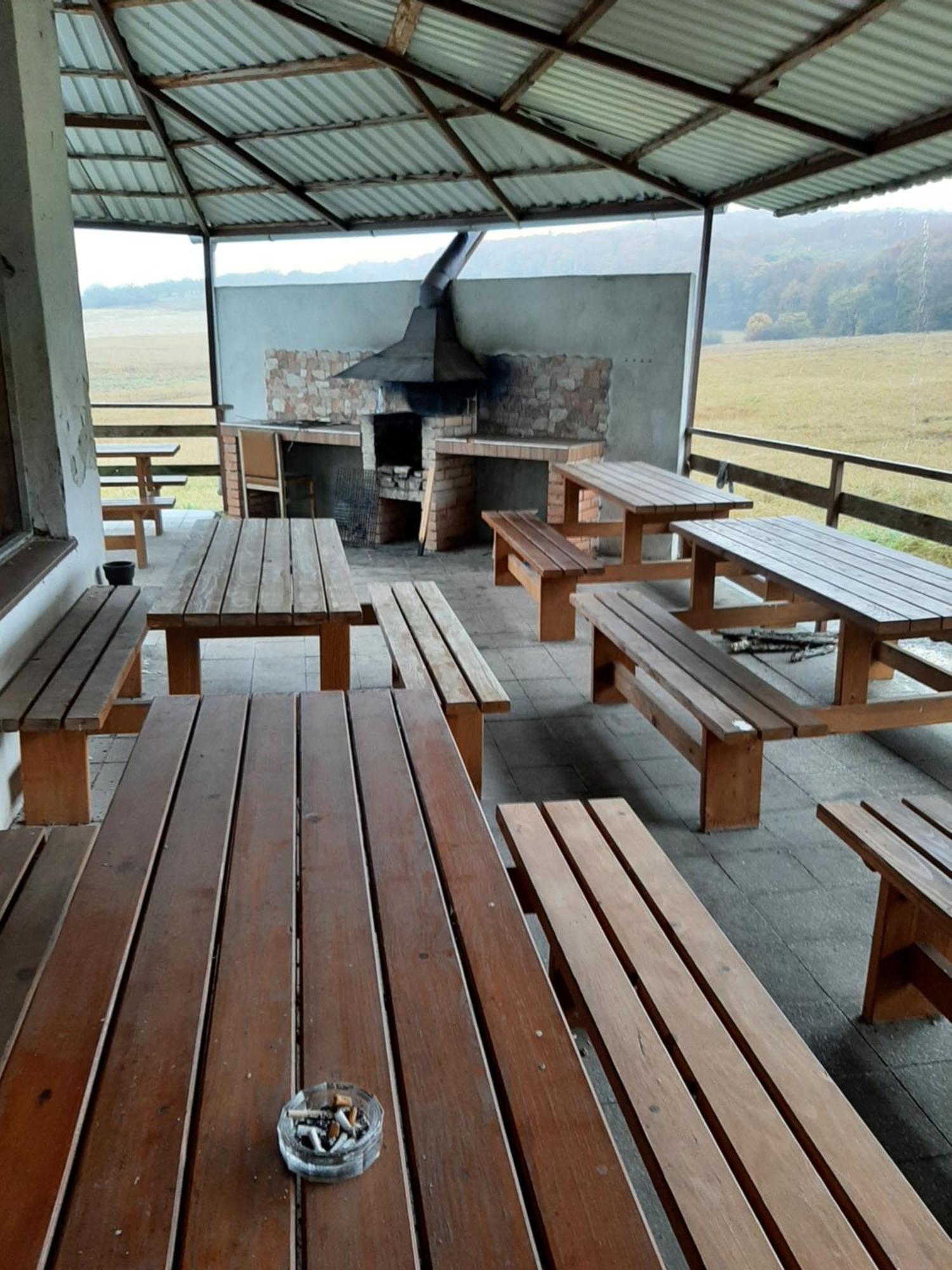 Turistická ubytovňa Hotel Divin Divín Exterior foto